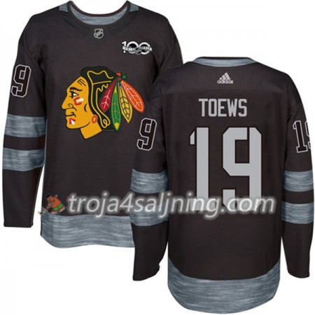 Chicago Blackhawks tröja Jonathan Toews 19 1917-2017 100th Anniversary Adidas Svart Authentic - NHL Tröjor Herr Chicago Blackhawks tröja Jonathan Toews 19 1917-2017 100th Anniversary Adidas Svart Authentic - NHL Tröjor Herr